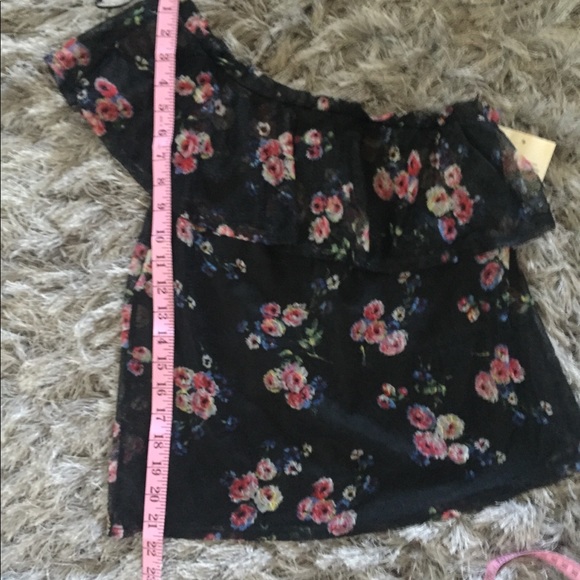 🌹Flirty one shoulder ruffle top!😍🌹 - Picture 4 of 8